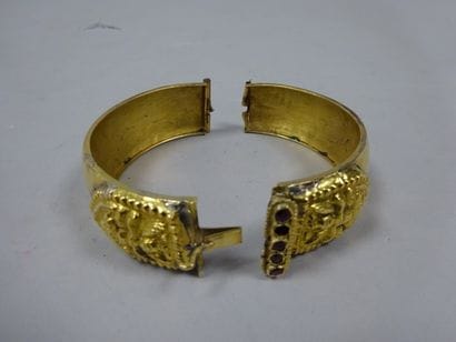 Débris de bracelet rigide en or jaune (585)...