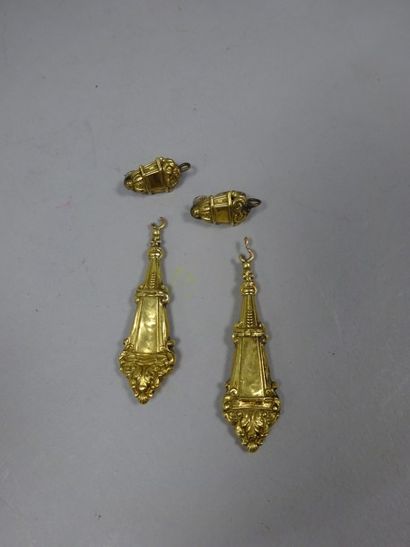 Debris de pendants d'oreilles en or jaune...