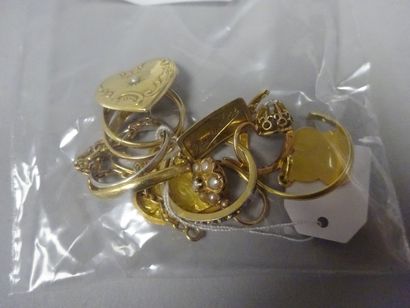 Lot de debris et élements de bijoux en or...