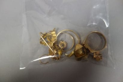 Lot de débris d'or jaune (375 min). On joint...