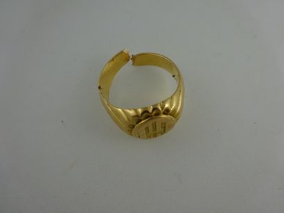 Debris de chevalière en or jaune (750). 

Poids:...