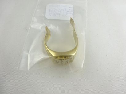 Débris de chevalière en or jaune (750), chiffrée...