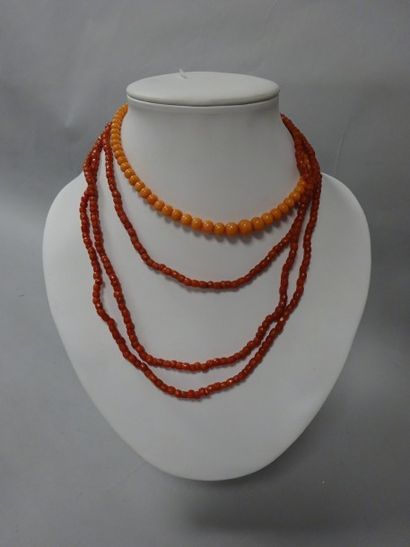 Lot :
- sautoir en billes de corail facetées,...