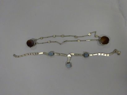 Ensemble de deux bijoux en métal argenté...