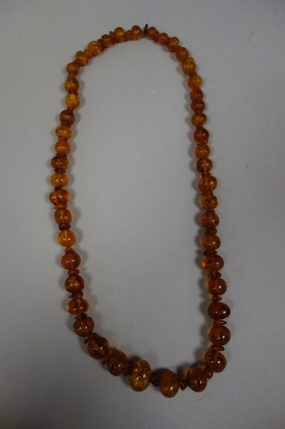 Collier de billes d'ambre en chute. 

Petites...