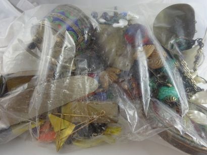 Lot de bijoux de fantaisie et divers.