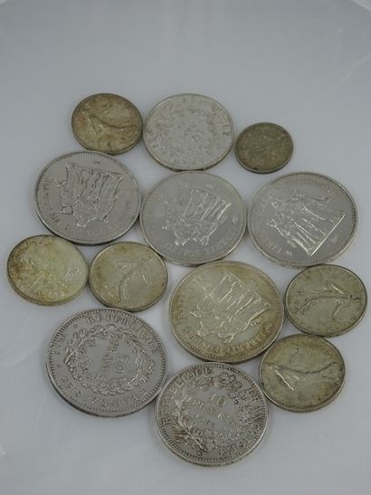 Lot de pièces en argent (min 800) 

Poids...