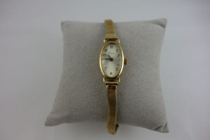 LUXE
Montre bracelet de dame. 

Boitier tonneau...
