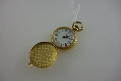 ELVIA
Montre de col savonnette en or jaune...