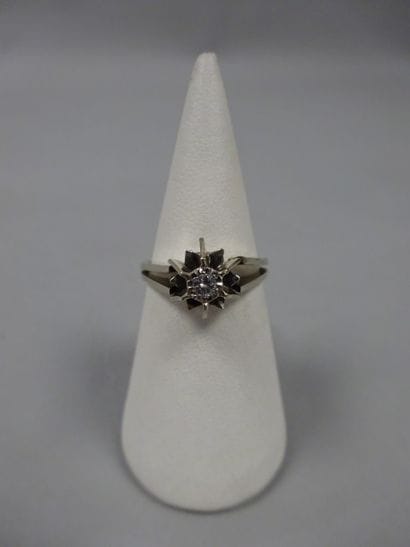 Bague en or gris (750) ornée d'un diamant...
