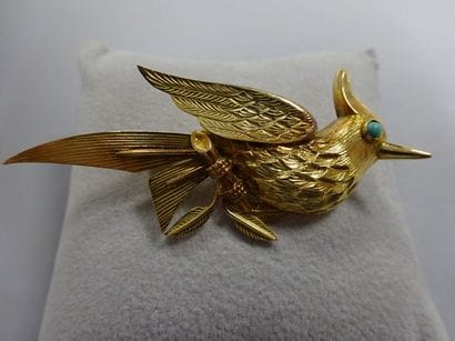 Broche oiseau en or jaune (750).

L'oeil...