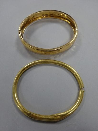 Lot de deux bracelets joncs ouvrant.

L'un...