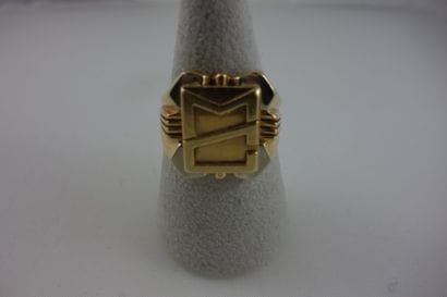 Bague chevalière en or jaune (750) chiffrée...