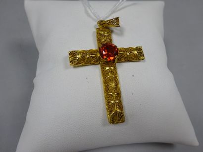 Croix en or jaune (750) filigrané. 

Ornée...