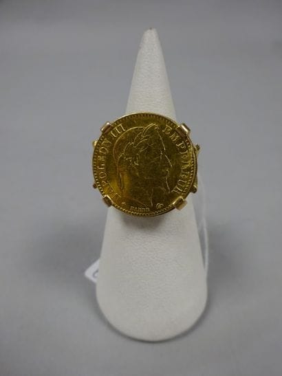 Bague en or jaune (750) retenant une piece...