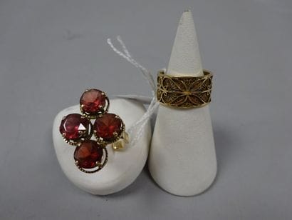 Lot comprenant : 

- Une bague en or jaune...