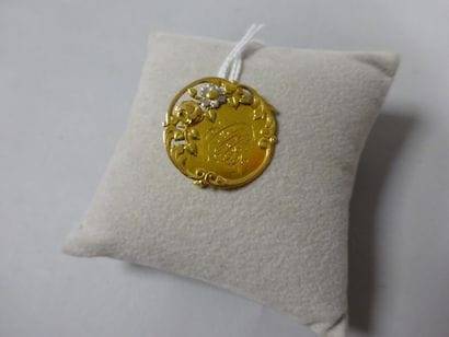 Broche circulaire en or jaune (750) à motifs...