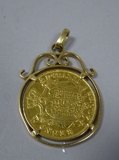 Pendentif monture en or jaune (750) à volutes,...
