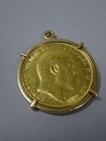 Pendentif en or jaune (750) retenant un souverain...