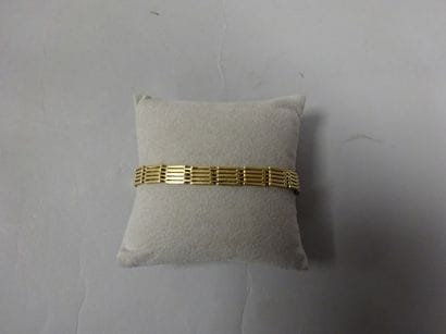 Bracelet en or jaune (750) à maillons carrés...