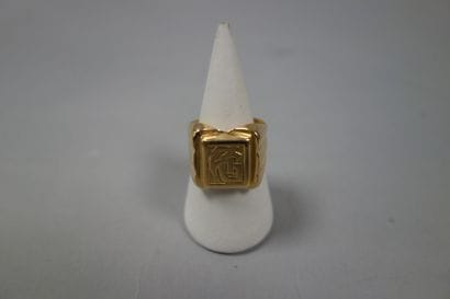 Chevalière en or jaune (750), monogrammée...