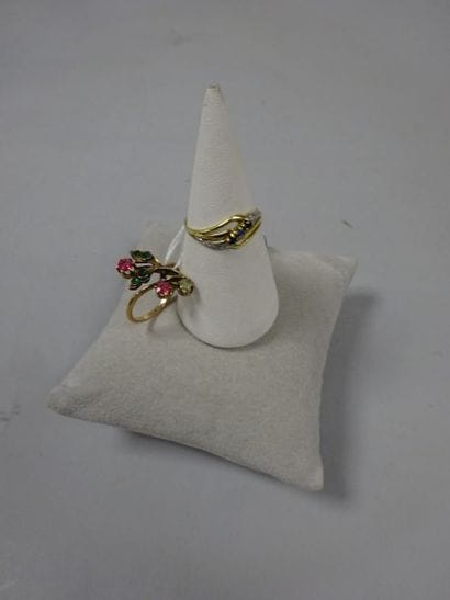 Lot comprenant: 

- Une bague en or jaune...