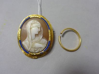 Lot comprenant :

- Broche ovale en métal...