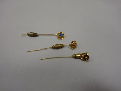 Lot de trois épingles de cravate en or jaune...