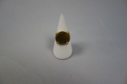 Bague en or jaune (750) retenant une pièce...