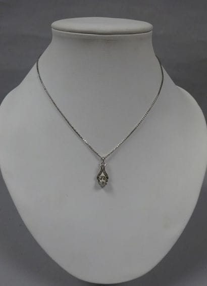 Chaine de cou en or gris (750) retenant un...