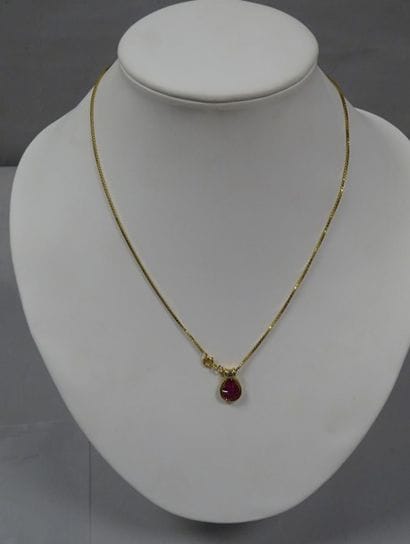 Chaine de cou et pendentif en or jaune (750).

Le...