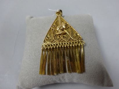 Pendentif en or jaune (750) triagulaire à...