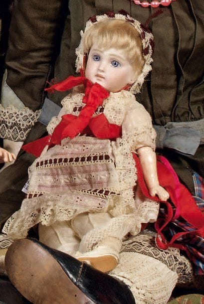 Poupée tête porcelaine marquée en creux :...