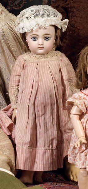 Petite poupée tête porcelaine marquée en...