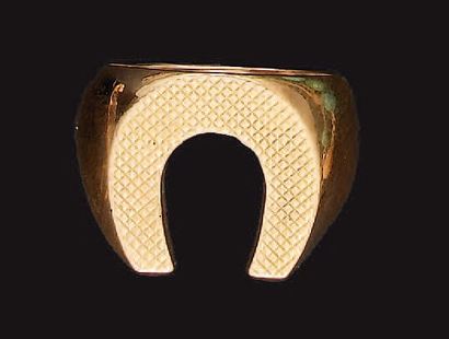 Bague chevalière en or ajouré, stylisant...