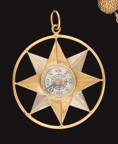 Pendentif deux ors, retenant une boussole...