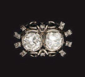 BAGUE en or gris et platine, ornée de deux...