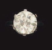 BAGUE en or gris, sertie d'un diamant demi-taille....