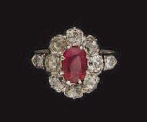 BAGUE en or gris, sertie d'un rubis ovale...