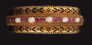 BRACELET semi-rigide en or jaune, formé d'un...