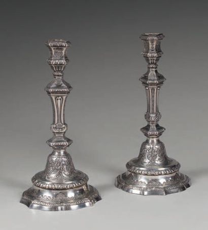 PAIRE DE FLAMBEAUX en argent, la base ronde...