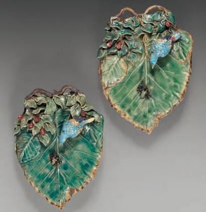 PAIRE DE BOUQUETIERES d'applique en barbotine...