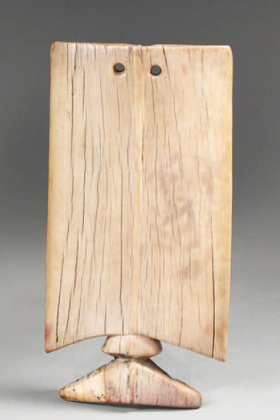 Pectoral en ivoire. Burkina Faso. Lobi. (Fentes,...