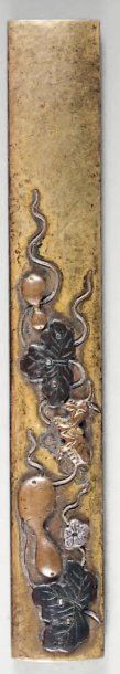 Kozuka en sentoku ciselé et incrusté de shibuichi...