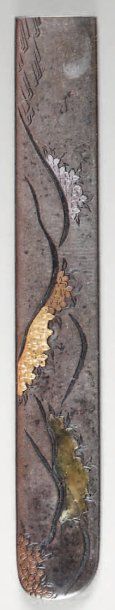 Kozuka en shibuichi à décor gravé et incrusté...