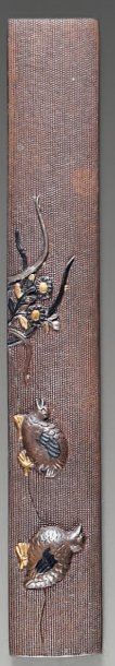 Kozuka en shibuichi nanako ji à décor incrusté...