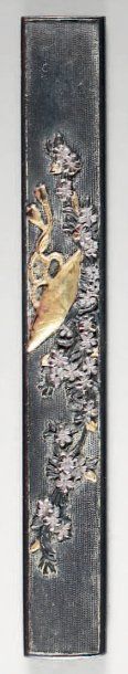 Kozuka en shibuichi nanako ji à décor incrusté...