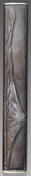 Kozuka en shibuichi nanako ji à décor incrusté...
