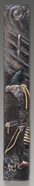 Kozuka en shibuichi à décor ciselé et incrusté...