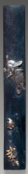 Kozuka en shibuichi, à décor incrusté de...